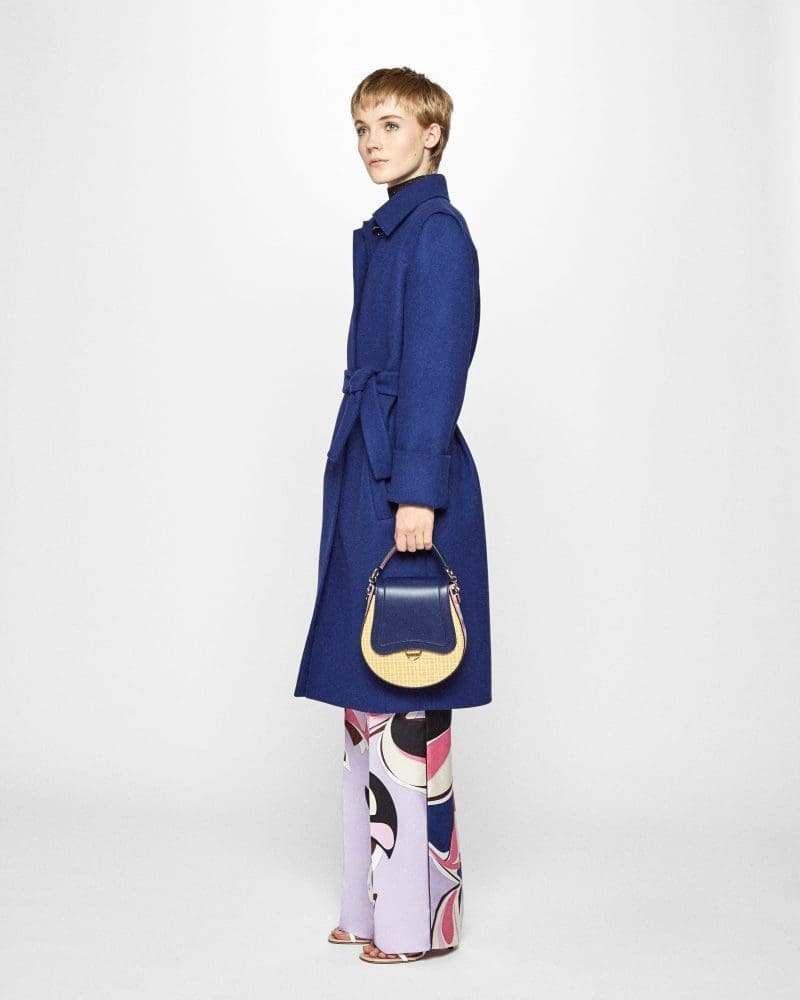 trench coat azul e pantalona estampada resort 2020