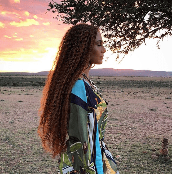 camila pitanga no quênia - cabelo frizado e roupa estampada