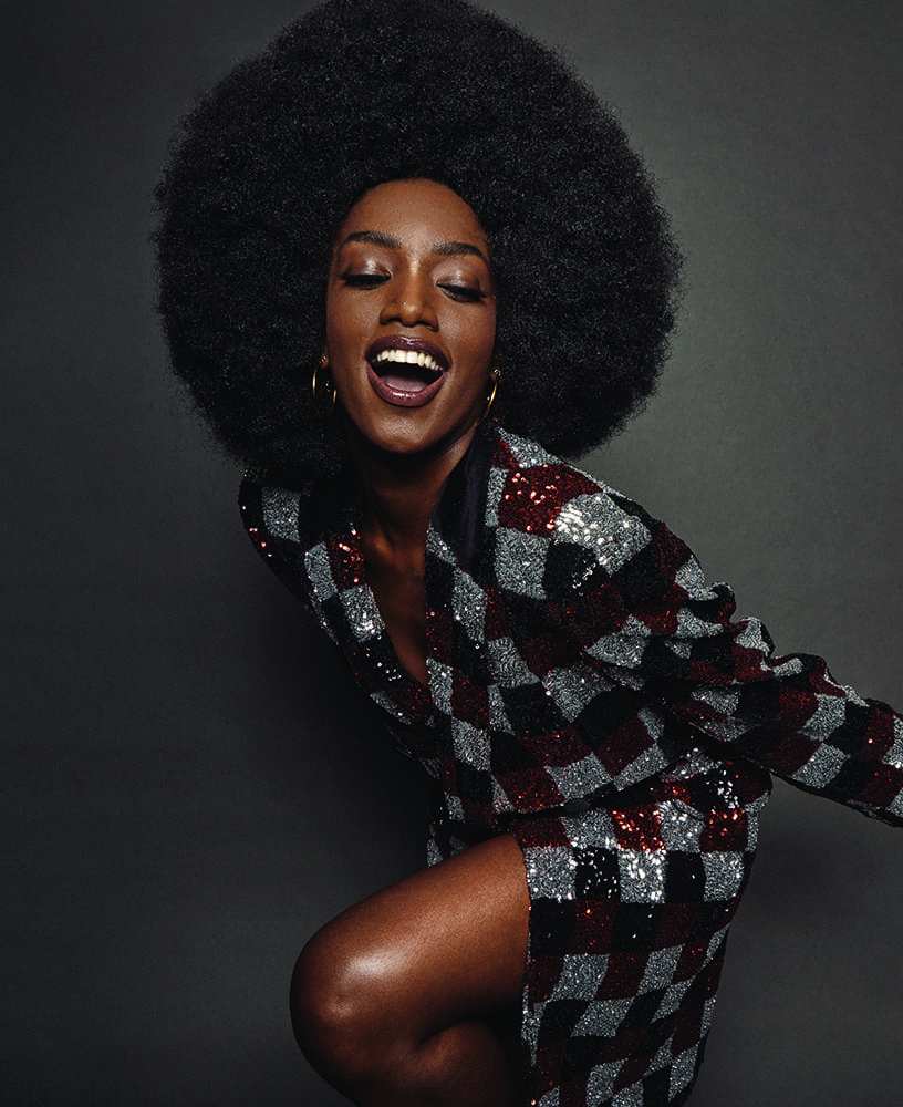 IZA bem Diana Ross para a edição de novembro da GQ com um look com brilho e black power