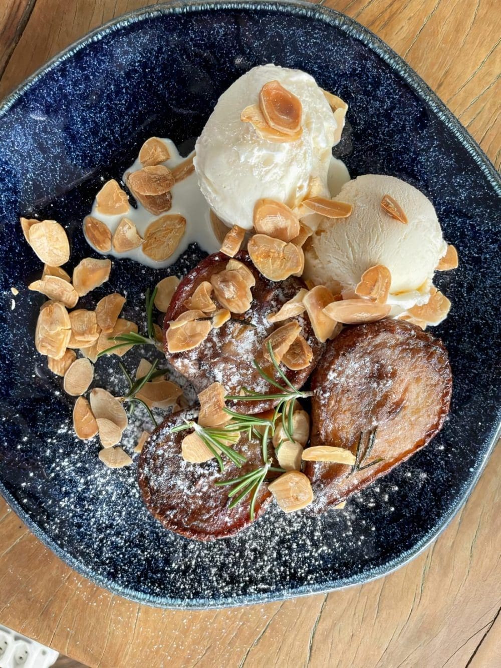 Receita doce: sorvete com frutas tostadas e amêndoas